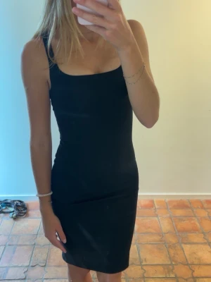 Svart tight klänning från Zara - Svart tight klänning från Zara. Bra passform i storlek Small. 
