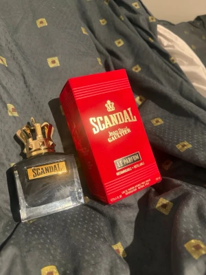 Scandal Le Parfum Jean Paul Gaultier - Scandal Le Parfum från Jean Paul Gaultier är en lyxig parfym i en elegant glasflaska med guldfärgad krona som lock. Förpackningen är röd med guldtext och ger en exklusiv känsla. Doften är intensiv och flaskan är påfyllningsbar, perfekt för dig som gillar statement-parfymer.