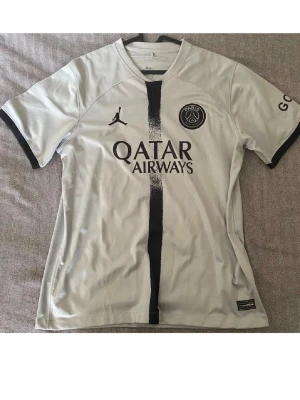 PSG vit matchtröja Jordan x Qatar - Helt nytt bara testa men passade inte mig den är i storlek L 