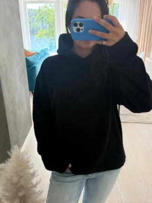 Fleece hoodie - Svart fleece hoodie i bra skick från Weekday💙