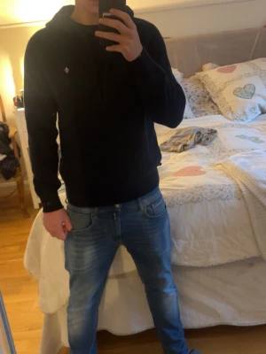 Morris hodie - Säljer en mörkblå hoodie från Morris med diskret logga på bröstet. Hoodien har klassisk huva och ribbade muddar vid ärmslut och nederkant. Perfekt för dig som gillar stilrena plagg. 10/10 skick köpt på julen 2025 knappt använd. Nypris 2200kr säljer för 1200 kan gå ner vid snabb affär. Skriv vid frågor eller intresse!