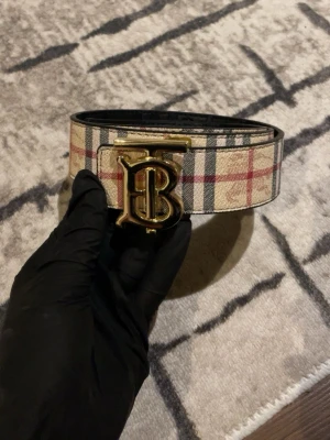 Burberry bälte  - Sälj en helt ny Burberry-bälte som är 110 cm lång. Bältet har två olika sidor som kan ha på sig den. Om du vill köpa det andra bältet "Amiri" så finns det i min profil. Passa på och köp. ✅