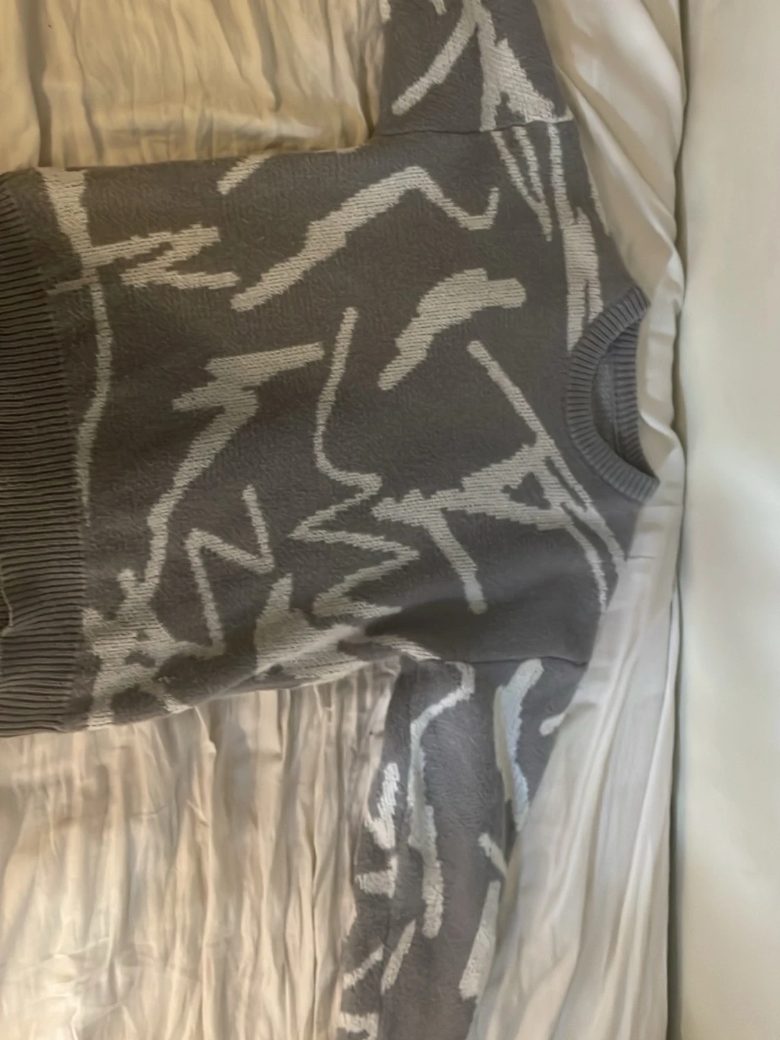 Grå stickad tröja med abstrakt mönster