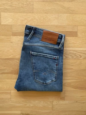 Replay anbass - Replay jeans | Skick 10 | Nypris 1200kr mitt pris endast 449kr! | Storlek: W32 L34 | Priset är ej hugget i sten! 🪨 | Hör av dig vid minsta fråga eller fundering!