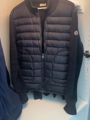 Moncler cardigan (Byte) - BYTTE ACCEPTERAS‼️Säljer denna feta cardigan från moncler.  Storlek M. Mycket fint skick, endast använd några få gånger. 🚨NFC-Scan funkar suveränt 🚨Priset är inte hugget i sten och kan såklart diskuteras🙌