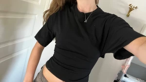 Svart crop top med öppen rygg och knyt - Trendig svart crop top med korta ärmar och öppen rygg som knyts baktill. Xs men passar S också!