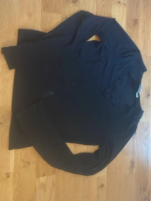 Svart långärmad topp från Gina Tricot - Svart långärmad topp från Gina Tricot med spetsdetalj vid axeln. Tunn och mjuk känsla, perfekt att styla med jeans eller kjol. Enkel men ändå med en snygg twist tack vare spetsen.Ska naturligtvis tvättas innan leverans.                             PRIS KAN DISKUTERAS‼️