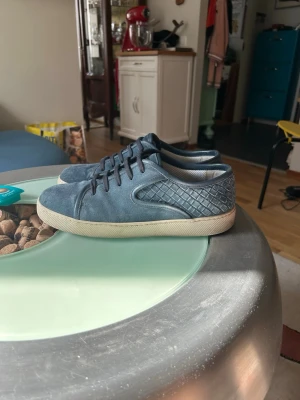 Bottega veneta skor  - Väldigt sällsynta bottega skor i bra skick super snygg färg. Storlek 42, bara skor kommer med. Pris kan diskuteras! 😇