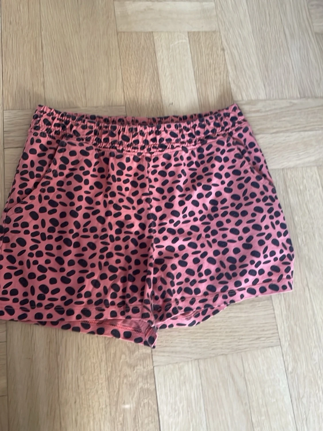 Rosa leopardmönstrade shorts