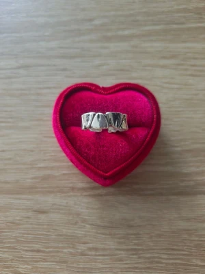 Bred silverfärgad ring med unik struktur - ring i storlek 19mm, silverfärgad. 