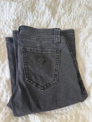 Svarta jeans från Abrand Jeans - Säljer ett par svarta jeans från Abrand Jeans med klassisk femficksmodell och silverfärgade detaljer. Jeansen har en rak passform och är tillverkade i ett mjukt denimtyg. Perfekta för dig som gillar en stilren och enkel look. Köpta för 900💗