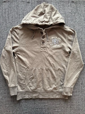 Timberland vintage hoodie  - Sjukt eftertraktad Timberland hoodie i L – brun färg 🌿  Fint skick, sällsynt modell som är svår att få tag på idag. Bra passform och sitter snyggt på kroppen. . Passar perfekt nu till våren och sommaren ☀️📦
