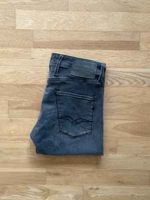 Replay Anbass - Replay jeans | Skick 10 | Nypris 1200kr mitt pris endast 449kr! | Storlek: W29 L32 | Modell: Anbass | Priset är ej hugget i sten! 🪨 | Hör av dig vid minsta fråga eller fundering!📩