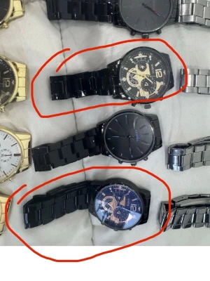 Svart och silver kronografklocka - Stilren kronografklocka från Naviforce med svart urtavla, silver- och gulddetaljer samt robust länkarmband i svart metall. Klockan har flera små urtavlor och markerade siffror, vilket ger en sportig och modern look. Säljer de 3 som är cirklad med röd