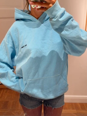 Hoodie - Säljer denna super fina hoodie🌸🌸🌸