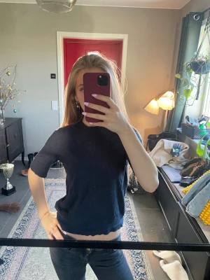 Mörkblå croppad topp med kort ärm - En mörkblå croppad topp med korta ärmar och vågig kant nertill. Perfekt till sommaren. Luftig och fin. Skriv om ni har några frågor💕