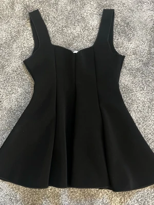 Svart topp Zara - Topp från Zara, säljer då den ej används💓