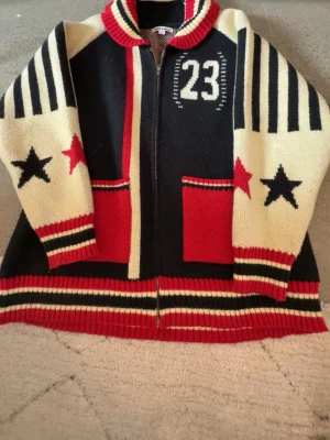 trendig jaded london jacka - storlek S/M , passformen är oversize. Nästan nyskick, knappt använd. Lite nopprar här och där men är inget man märker. Super fin och perfekt till våren + sommaren. pris kan diskuteras