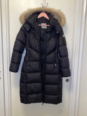Moncler, pufferjacka.  - Säljer en jättefin & unik vinterjacka ifrån Moncler. Jackan har jättefin och stor päls som har skötts om väldigt bra. Jackan är i gott & välbehållet skick! Jackan är i storlek L/40 men passar även M/38. Italiensk storlek, 3-4 🖤