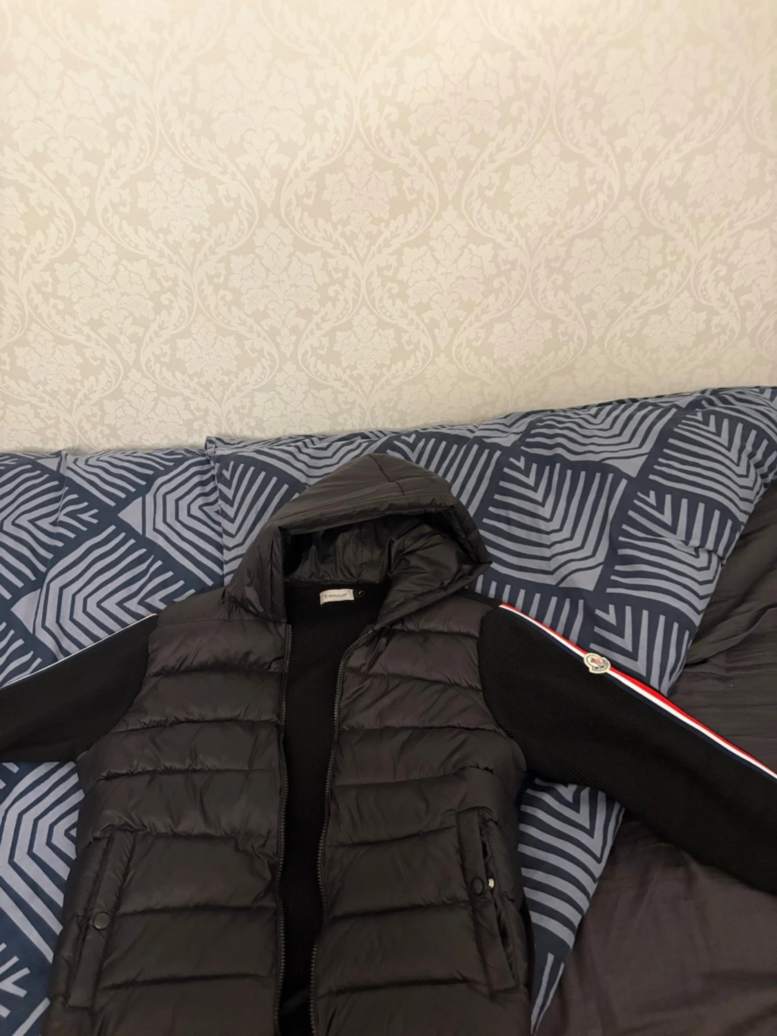 Svart cardigan  med huva från Moncler