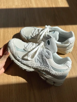 New balance  - New balance skor i sorlen 39,5 använt några gånger max 5 gånger så finns små fläckar av smuts på olika ställen men går säkert att tvätta bort inte provat ny pris 1800 