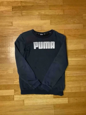 Puma Sweatshirt - Säljer min Puma sweatshirt eftersom den är för liten på mig. Den är i bra sick och har inga skador eller fläckar på sig.
