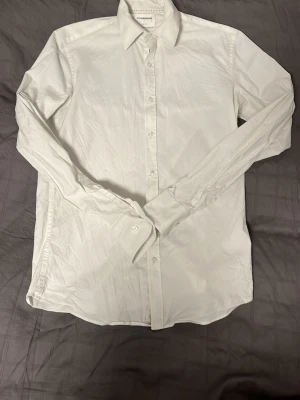 Lindbergh Skjorta - Tja säljer en helvit skjorta från Lindbergh i storlek S. Inga defekter hör av dig vid frågor eller funderingar.