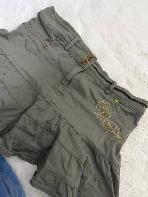 Grön kjol från Lovely's - Inget fel med kjolen den kommer bara inte till någon användning längre💗