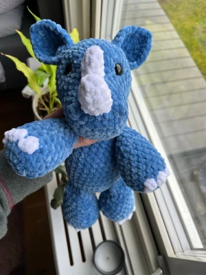 Virkad blå noshörning💙 - Första gången jag gör en noshörning och hjälp vad den blev söt!🥹🦏💙 Planerar redan att göra den i fler färger🌸!Dessa innehåller säkerhetsögon som inte rekommenderas för barn under 3 år! 