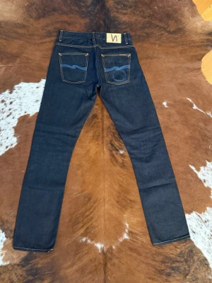 Slim Nudie GrimTim DryBrownSelvage - Tjena! Säljer dessa mycket fina nudie i modellen GrimTim DryBrownSelvage, W30/L32, hör av dig vid funderingar!🙌