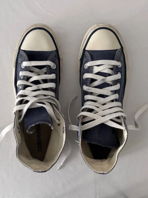 Converse All Stars  - Säljer dessa mörkblåa Converse All Star sneakers i storlek 39,5. Säljer pga att de tyvärr inte passar. Skorna är i väldigt bra skick, knappt använda. 