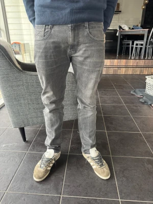 Anbass jeans - Ett par snygga replay anbass jeans i bra skick. Passar bra nu till våren