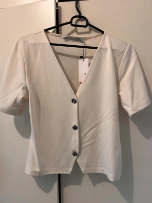 Ny tröja strl S  - Helt ny tröja strl S från Lager 157 med silver knappar. 