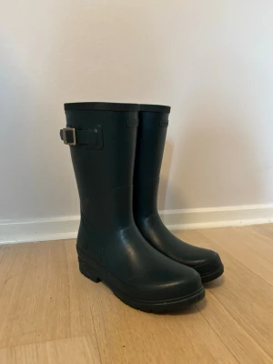 Gummistövlar från Viking - Gummistövlar från Viking i stl 36. Det finns tecken på slitage (se inringade delar). ✨