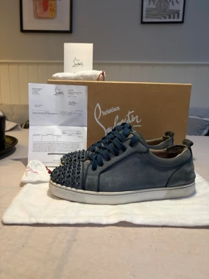 Washed Blue Louboutin - Säljer nu mina otroligt snygga Washed Blue från Christian Louboutins! De är använda, men fortfarande gott skick. Storlek är 41 men passar 42! Louboutin är lite stora i storleken.  Köpte de när jag var i Genève (Schweiz) för ca 795 CHF. De är äkta!✅   ❗️Insidan av skon är där man ser mest tecken på användning, samt några spikar. Men enligt mig är det inget man märker av. De är för övrigt tycker jag de är otroligt fräscha!  ✅Otroligt sällsynta ✅Allt og medföljer (Box, Dustbag, Snören, Dustbag.