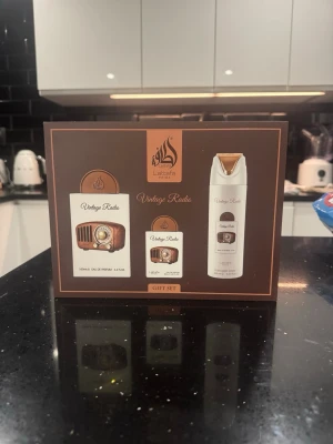 Lattafa Vintage Radio Set - Stilrent gift set från Lattafa med doften Vintage Radio. Perfekt som present eller för dig som vill ha både fullsize, travel size och body spray i samma set.