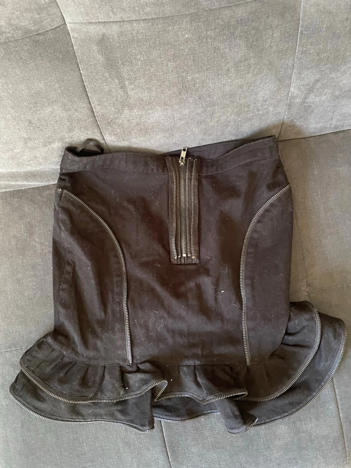 Svart volangkjol med dragkedjor - 1