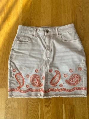 Jeanskjol - Så fin kjol med korallfärgade detaljer som knappast använts🤍
