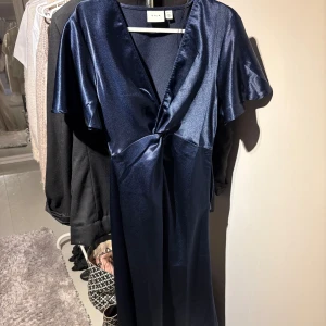 Mörkblå skimrig balklänning - Fin bal/festklänning från Vila i stl 34/xs, endast testad!💙Har sytt upp kjolen ca 2 cm, annars helt ny