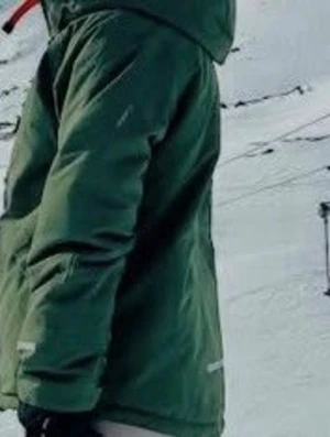 Jättesnygg grön skidjacka  - Snygg och jättevarm grön skidjacka från Lager 157 med dragkedja framtill, två bröstfickor med dragkedja och stora sidofickor. Jackan har huva och reflexdetaljer på ärmarna. Perfekt för skidåkning! Använd två gånger och är i väldigt bra skick! Storlek 150 men passar större än så!Nypris 400