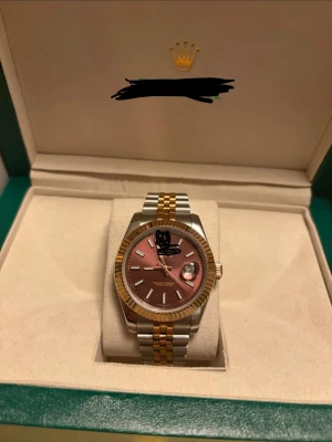 Klocka datejust  - Väldigt fin och stilig klocka fungerar till alla olika tillfällen. 