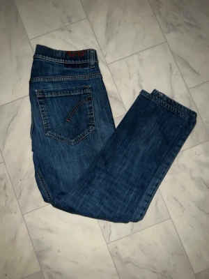 Mörkblåa Dondup jeans - Säljer ett par feta mörkblåa Dondup jeans. W32. Skick 10/10. Använda ett par gånger men inget tecken på att det är använda. Skriv vid intresse eller fundering. Priset ej hugget i sten!!
