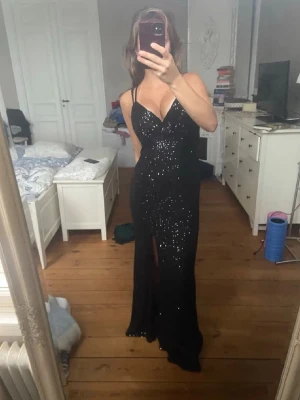 Balklänning paljetter öppen rygg - Balklänning med paljetter. Köpt utomlands. Storlek är TALLA EXTRA GRANDE. Jag på bilderna är 167.