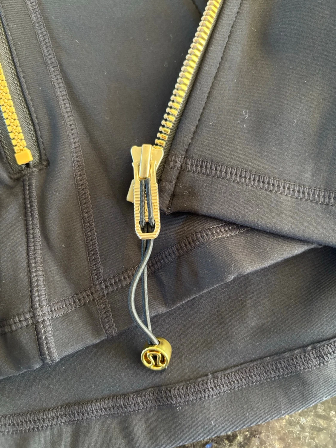 Svart vindjacka från Lululemon - 3