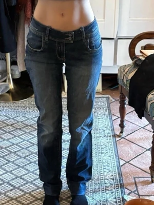 Vintage low wasit rifle jeans - Hello! I’m selling these Italian vintage low rise straight leg jeans from the brand Rifle. They’re in a size 29/S.  Measurement: Inner leg :80cm Outer leg: 98cm Waist: 38 cm Feel free to contact me with any questions! ☺️