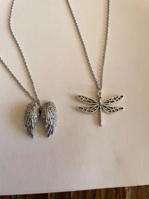 2 halsband  - Jag och dottern gör halsband och säljer nu här nån/några av favoriterna  .  Halsband är rostfritt stål 50cm, berlock är zinklegering . Priserna är fasta 