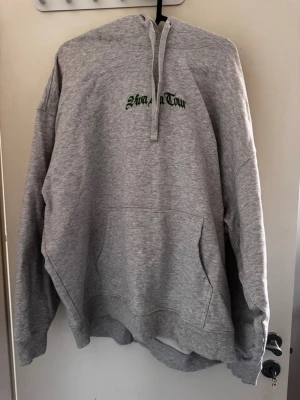 Soppgirobygget hoodie - Officiell merch från Soppgirobygget med datum från deras turné 2025. Köptes för 800:- på festival 2025  men knappt använts sen dess.
