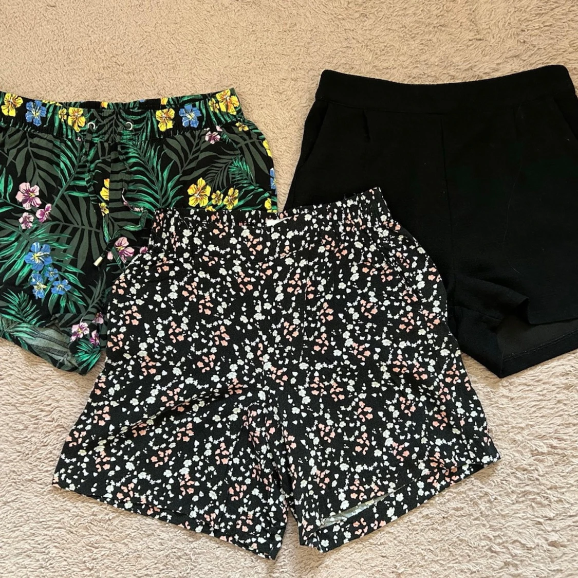 Svarta shorts med blommigt mönster