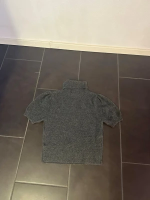 Krage tröja från Zara.  - En grå jätte skön och fin tröja med lite högre hals och puffiga armar 