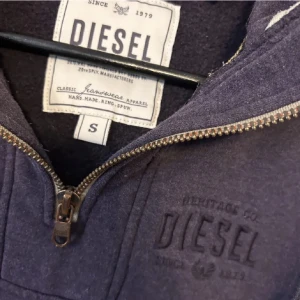 Tjocktröja med halv dragkedja - Fin tjocktröja från diesel med halv dragkedja. I storlek S. Fint skick💗